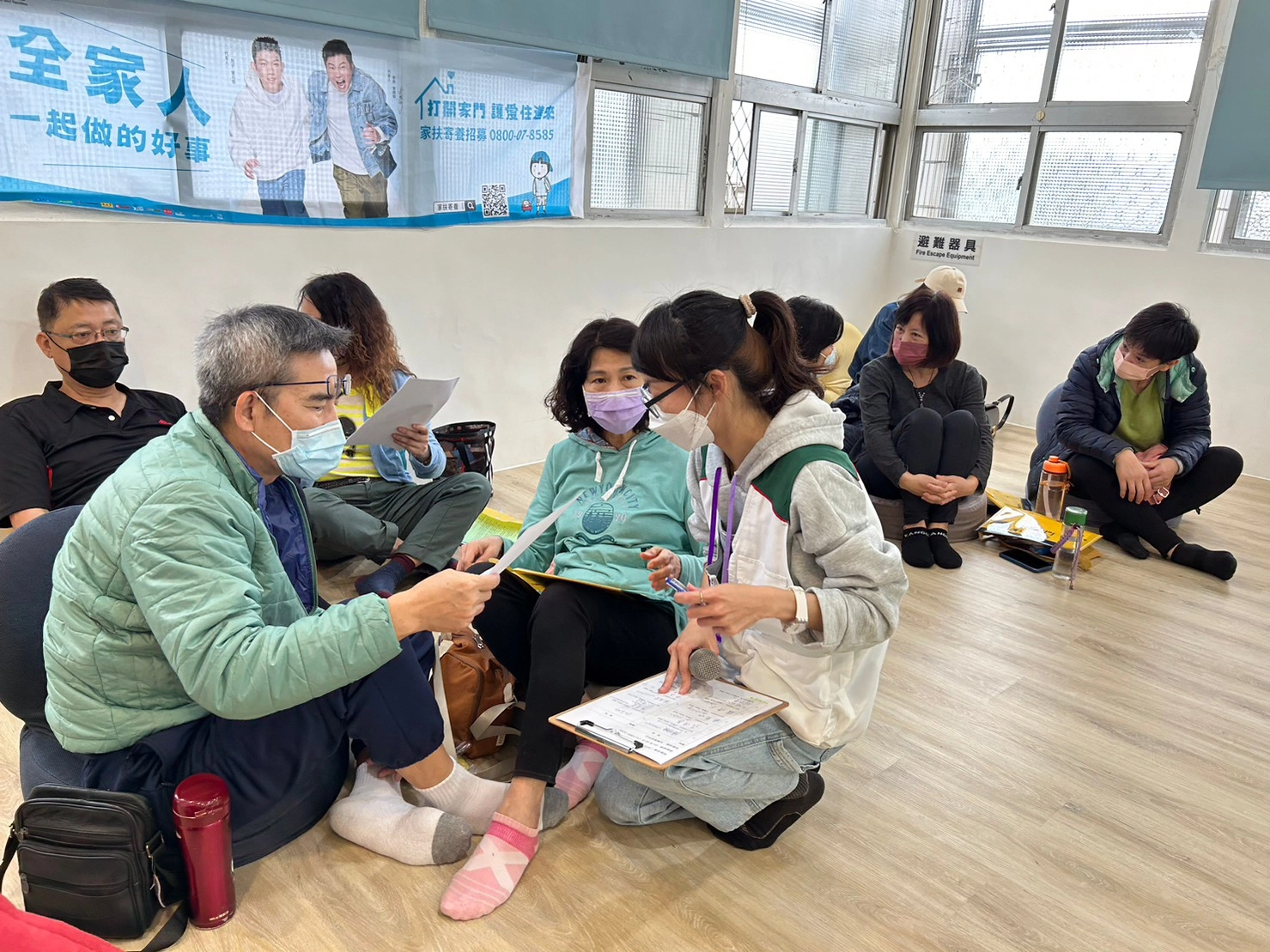細心回應著參與家庭的提問