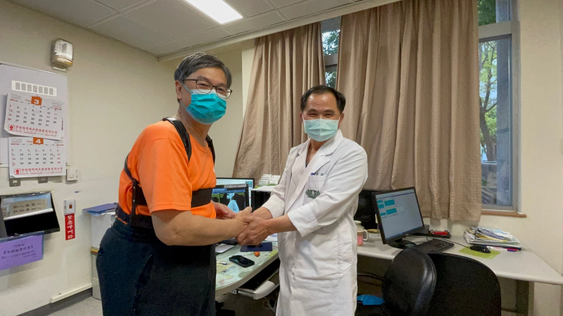 謝教授接受簡瑞騰副院長一次性經椎弓切骨矯正術,讓他再挺腰抬頭,重見地平線,再現美麗人生。