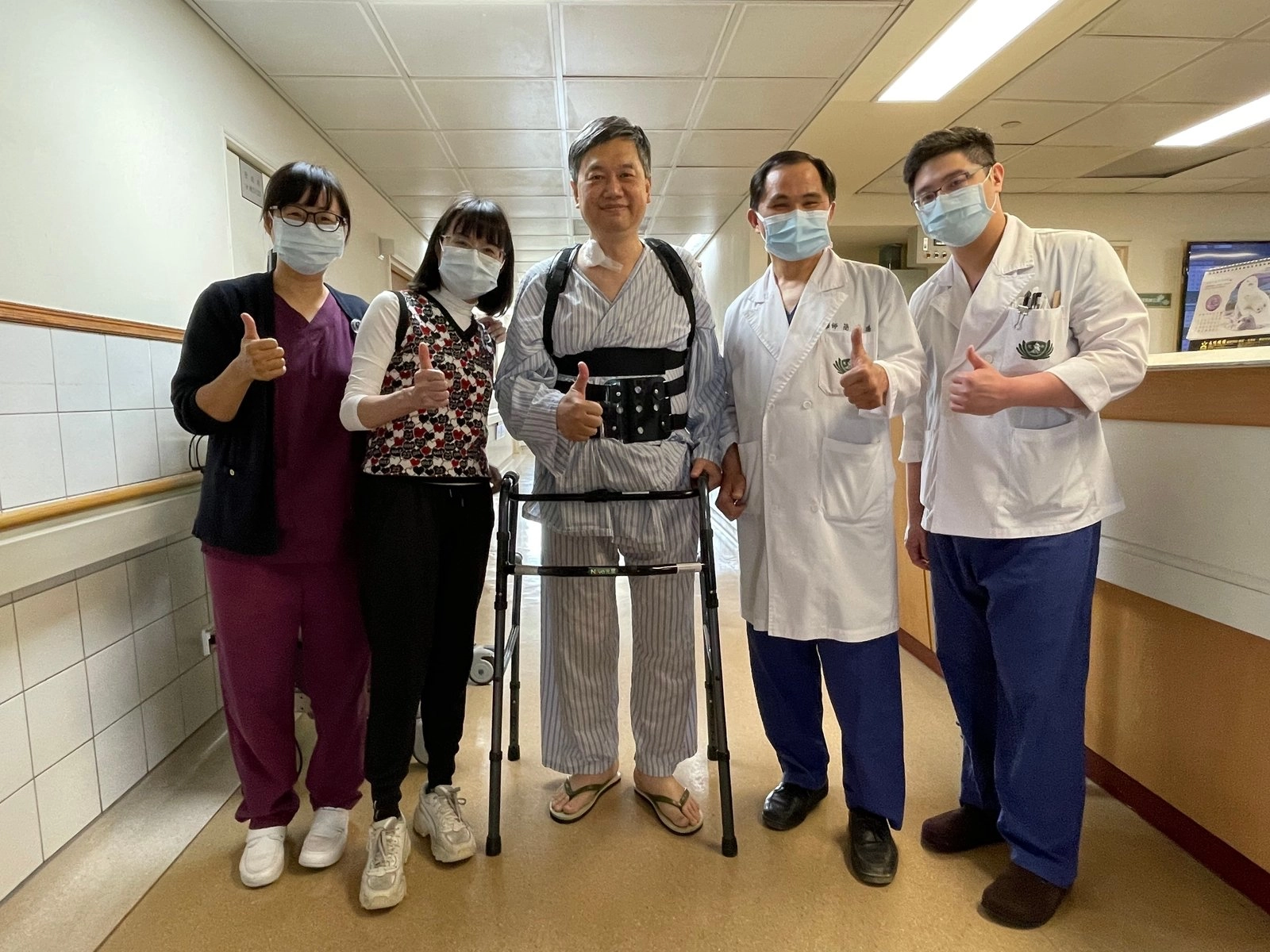 謝教授接受簡瑞騰副院長一次性經椎弓切骨矯正術,讓他再挺腰抬頭,重見地平線,再現美麗人生。