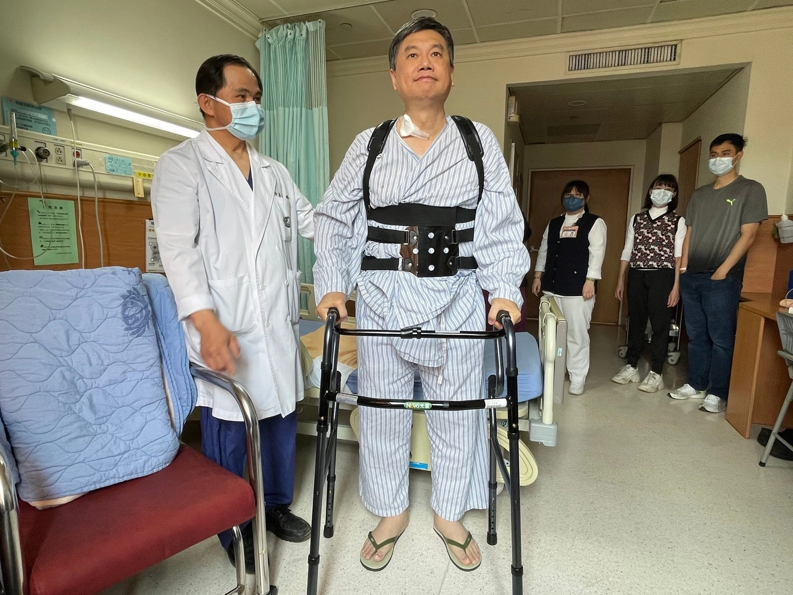 謝教授接受簡瑞騰副院長一次性經椎弓切骨矯正術,讓他再挺腰抬頭,重見地平線,再現美麗人生。