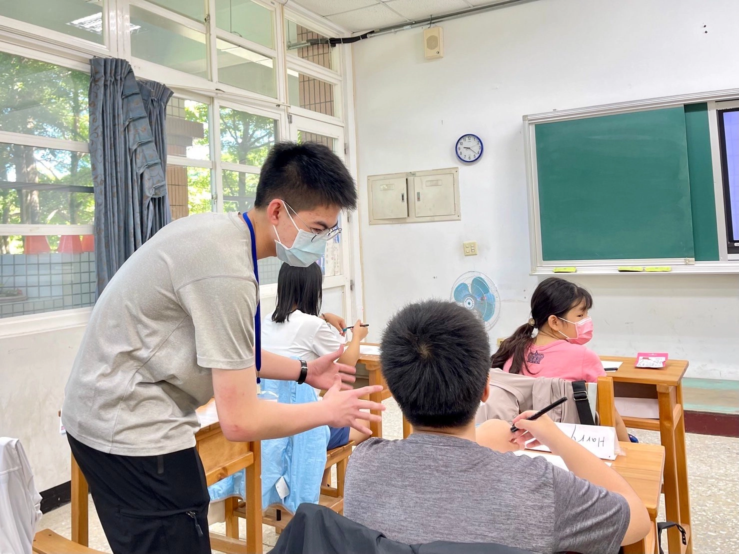 鄭寯廷表示曾參加國際志工時,明白醫療和教育的重要性。