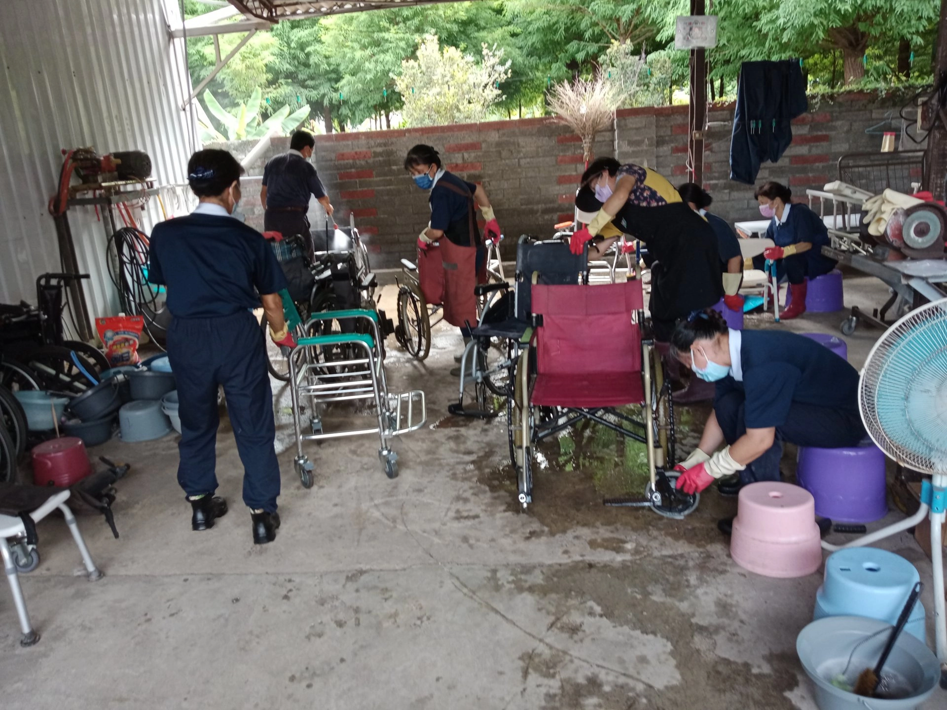 慈濟捐贈仁愛鄉鄉民醫療輔具,預作整理工作。每周假日清洗輔具