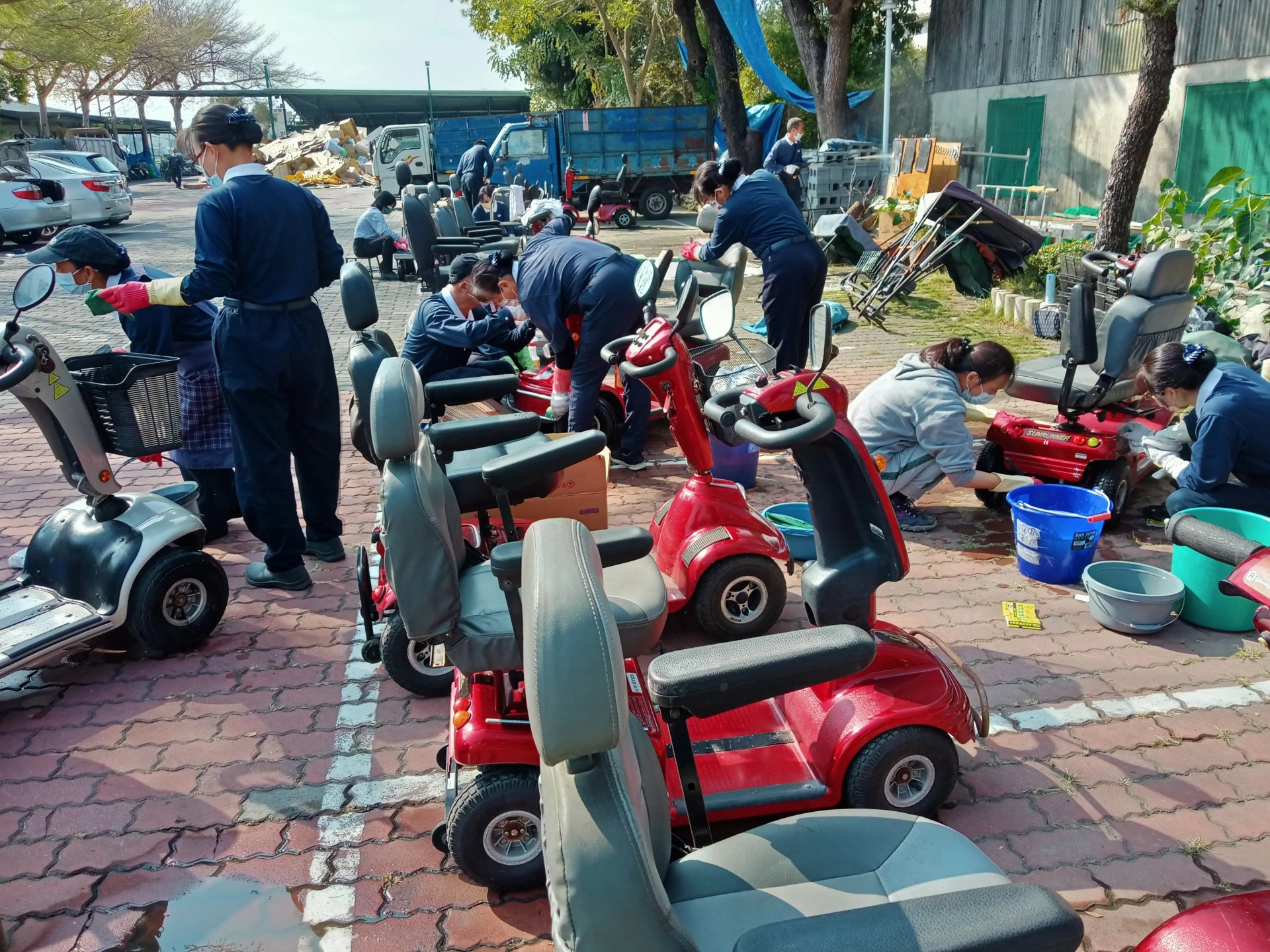 慈濟捐贈仁愛鄉鄉民醫療輔具,預作整理工作。維修清洗消毒電動代步車