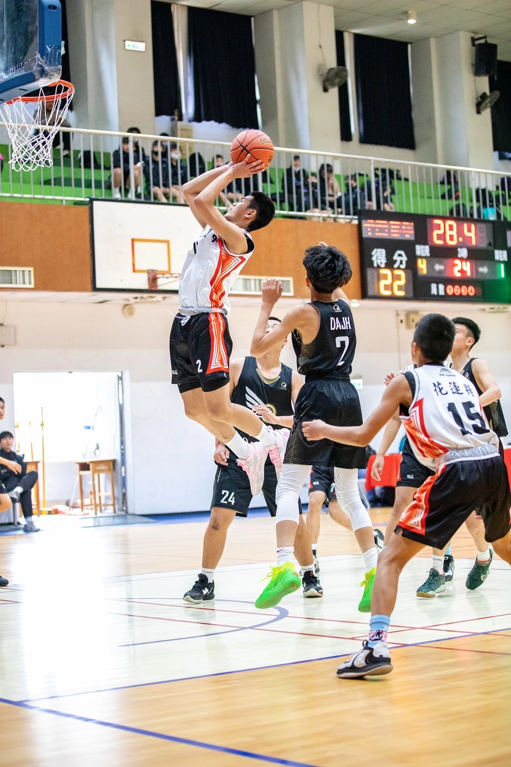 花蓮縣鳳林國中的小球員們帶著熱愛籃球的拚勁,本次在乙級縣市預賽中獲得花蓮縣第一名,而得以前進新北三重進行全國北區複賽。
