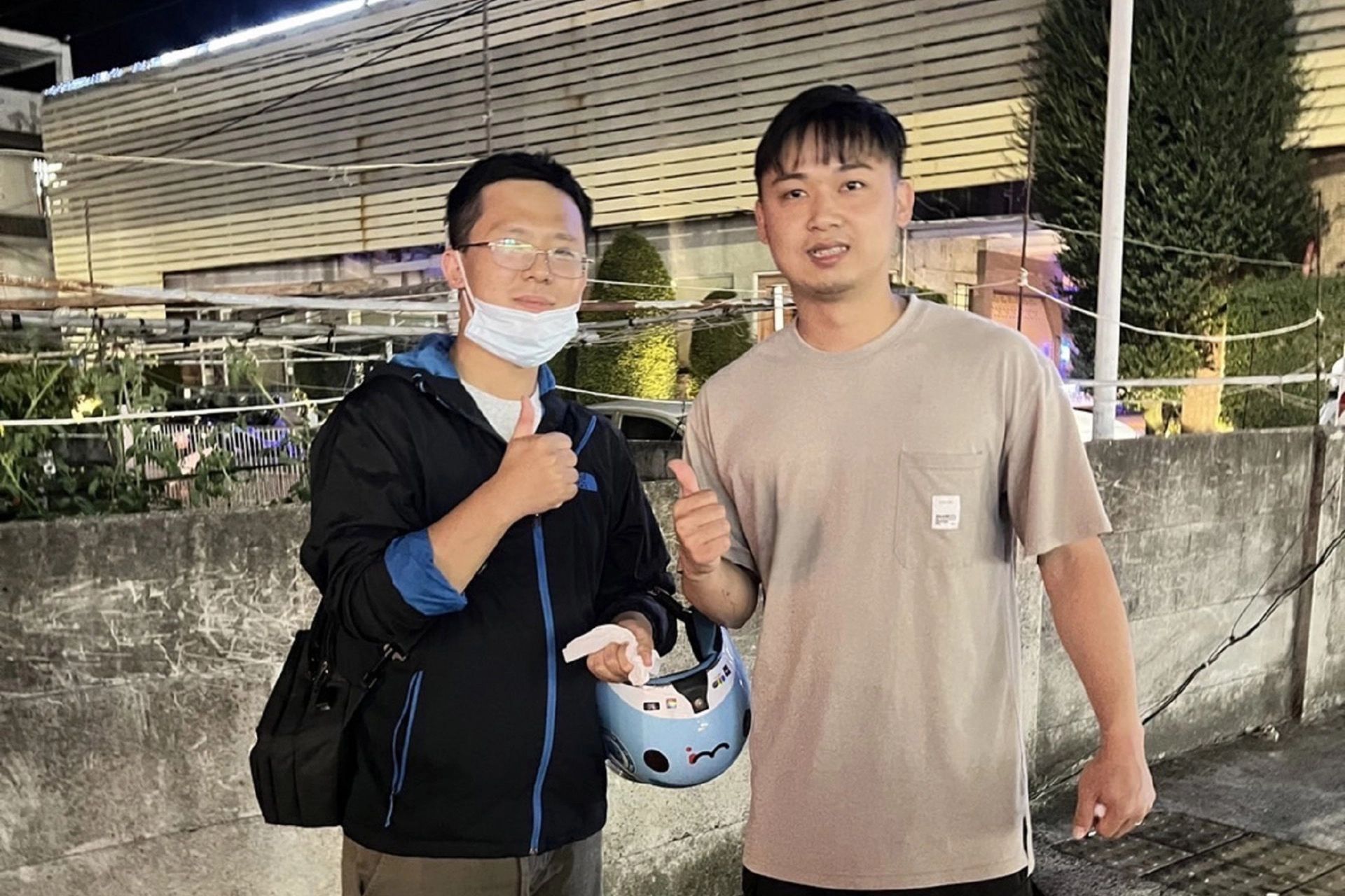 嘉義大林慈濟醫院男護理師魏靖倫(左)與竹南分隊的消防員劉竣睿(右)15日二人恰好