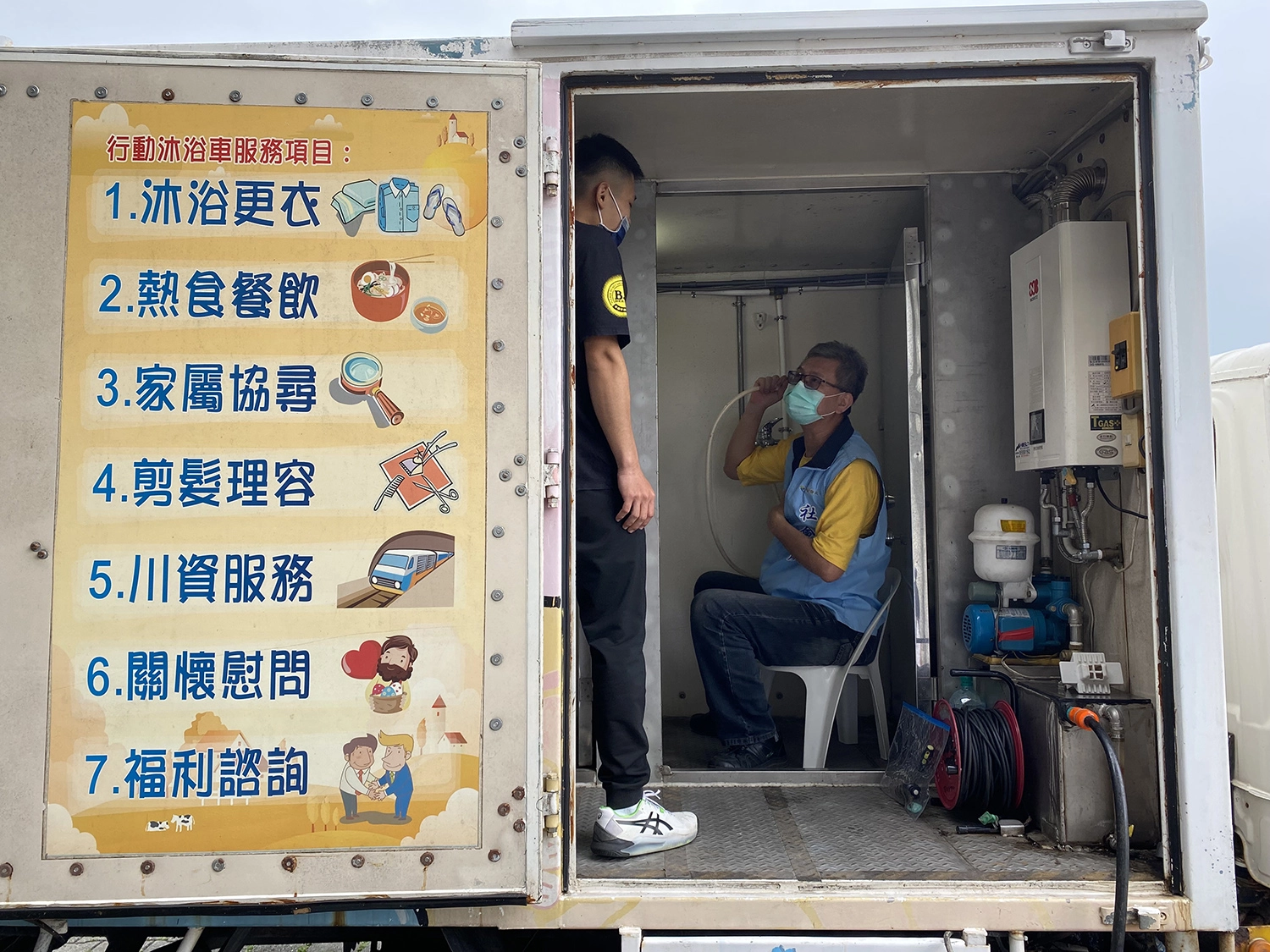 宜蘭縣五結鄉公所與慈濟慈善事業基金會3月24日簽署「支援協定」合作協議備忘錄,宜蘭縣社會處出動行動沐浴車。(攝影:黃美靜)