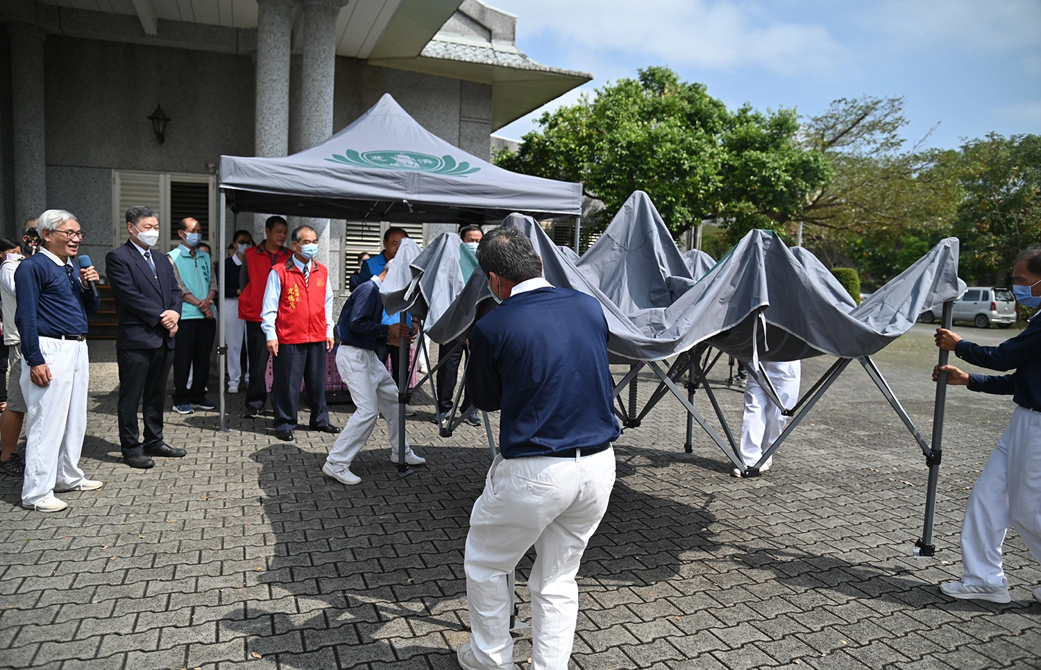 宜蘭縣五結鄉公所與慈濟慈善事業基金會3月24日簽署「支援協定」合作協議備忘錄,慈濟展示3秒鐘可展開的急難快速帳。(攝影:賴振豐)