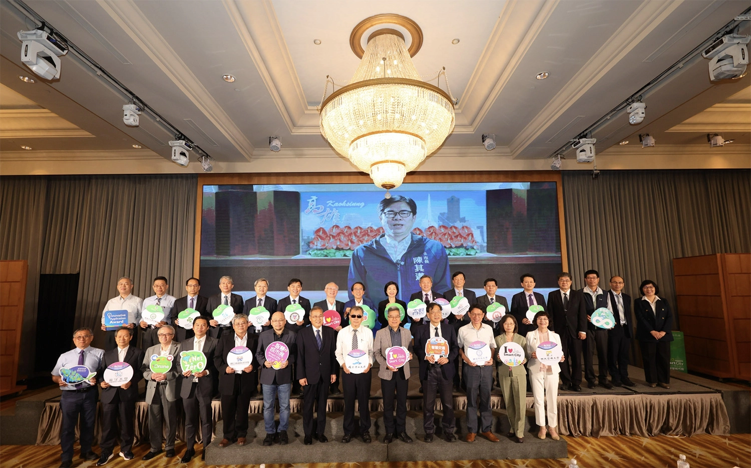 港務公司參加「2023高雄智慧城市展」展前記者會, 預告「智慧港口願景館」及「TIPC x SUSTAINABILITY」主題館開幕(上排左8:高雄市政府林欽榮副市長、上排左9:台灣智慧城市產業聯盟井琪會長、下排右2:臺灣港務公司鄭淑惠業務副總)