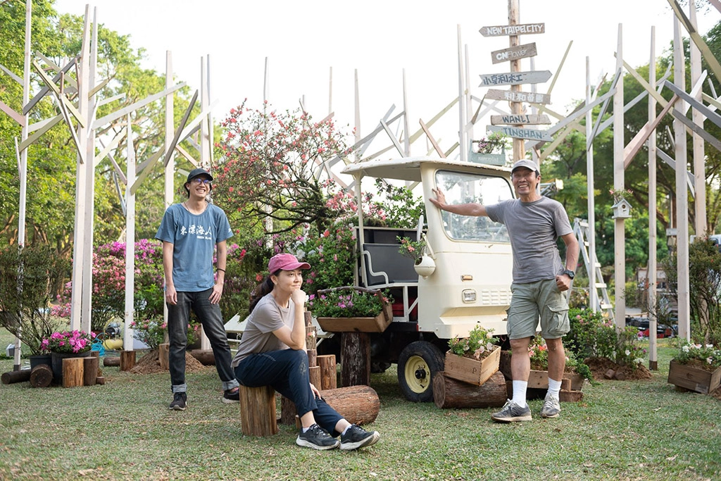 「萬金之森」作品在大安森林公園裡重現美景，以巧妙的木工手藝，營造色彩繽紛的木作森林，一支支往上伸展的枝椏猶如萬金杜鵑的生命力。
