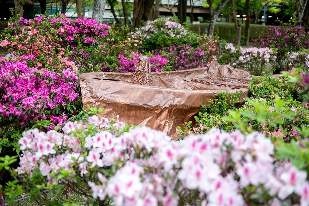 2023萬金杜鵑移動花聚落萬金展期結束，於今(24)日至4月5日移展至大安森林公園，杜鵑花車與花船現蹤台北都會區。