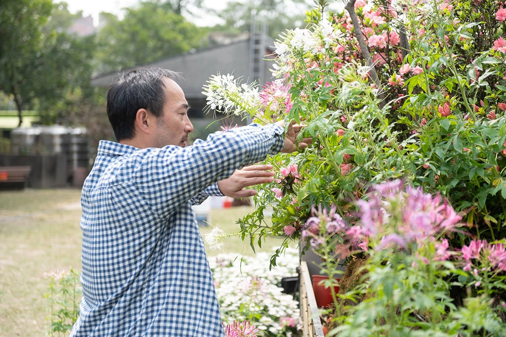 由各界藝術家與花農聯手打造的杜鵑花車與花船將現蹤大安森林公園。