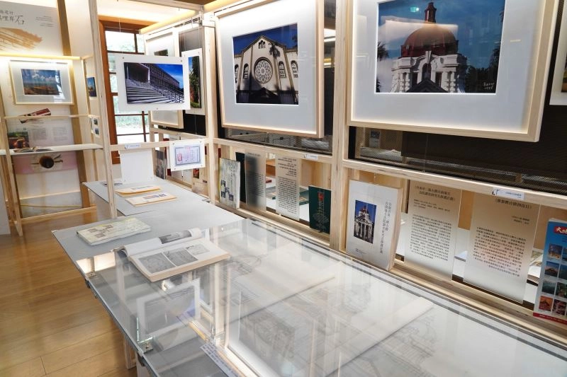 特展挑選傅朝卿教授所參與寫作之100本實體書或文章書稿,呈現封面照或書中重要的攝影作品。