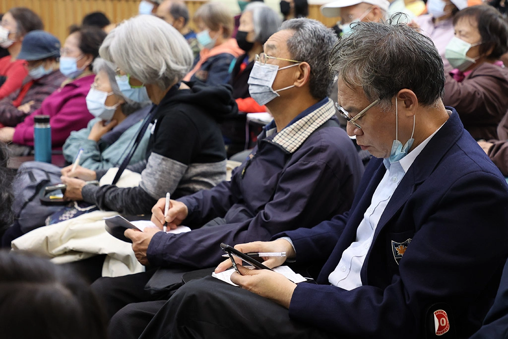 「健康講座:醒腦護脊 抗老遠疼痛」吸引超過百位民眾到場,不只認真聆聽寫下筆記,也把握機會踴躍向醫師提問。