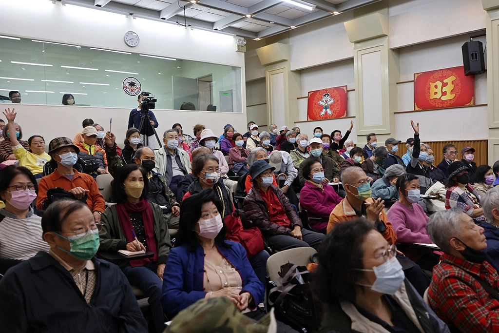 「健康講座:醒腦護脊 抗老遠疼痛」吸引超過百位民眾到場,不只認真聆聽寫下筆記,也把握機會踴躍向醫師提問。