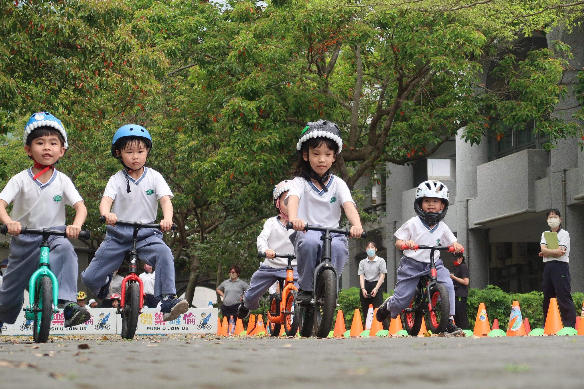 起跑音樂響起,小選手們自信地往前奔跑。