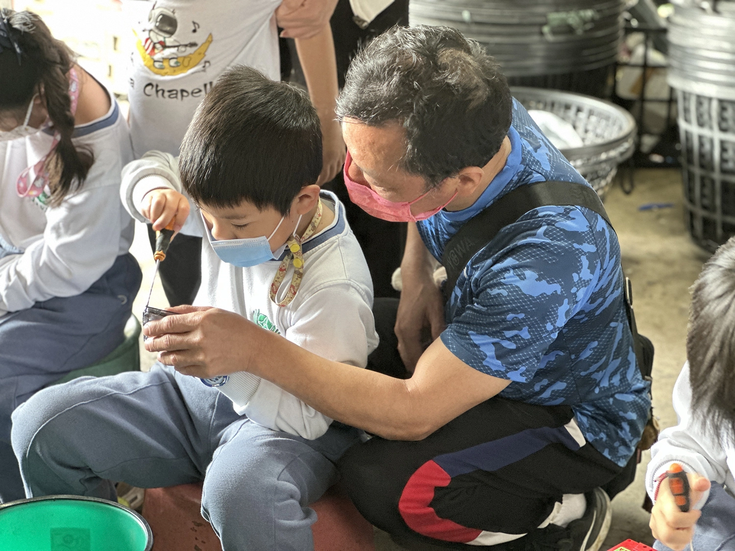 親子共學,一起動手共同學習。(徐義欽攝)
