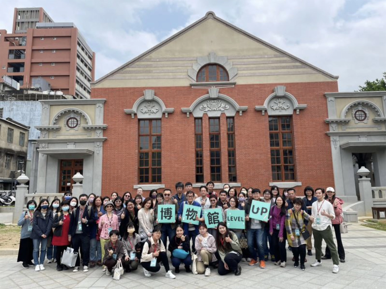 參與活動之講師與學員在新竹公會堂前留下合影。