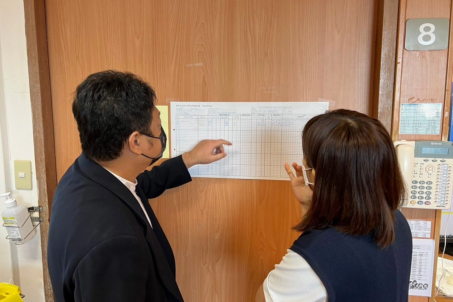 外科加護病房入口處設立「客製化交班Wall Chart」,讓病人的各項監測數值一目了然,提供各時段負責的照護團隊順利監控尿量及腎功能等數據。
