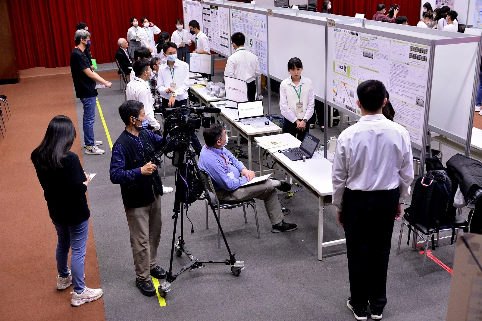 入圍決選隊伍於現場展示作品,並向評審委員報告成果