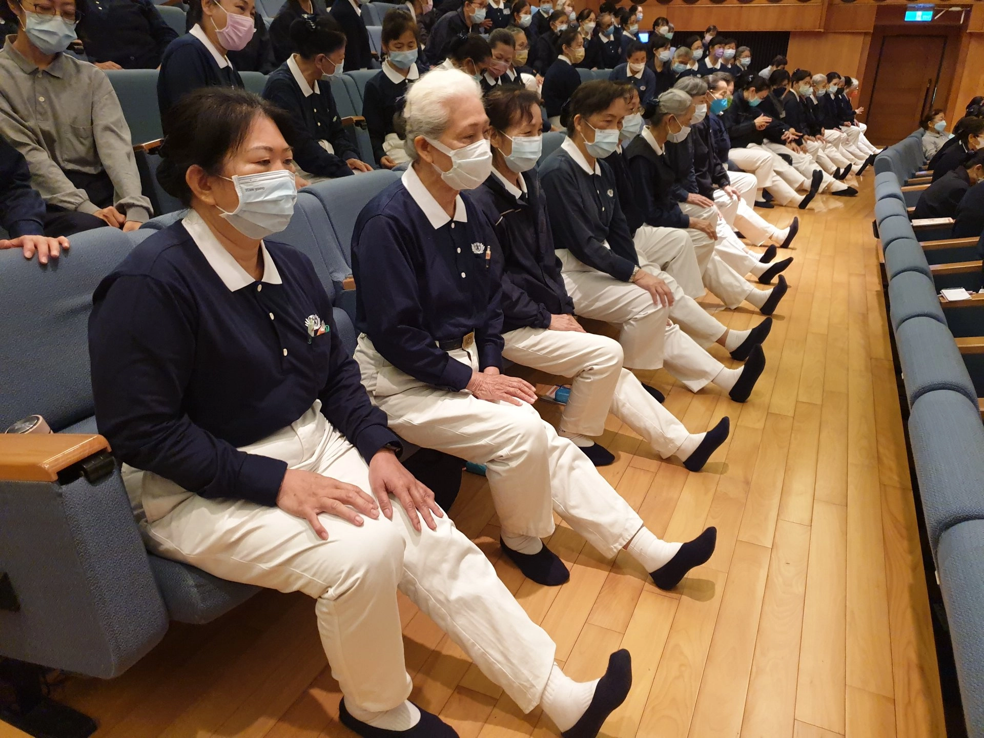 坐在椅子上也可以鍛鍊肌力和柔軟度,非常適合長者和身體不方便的人