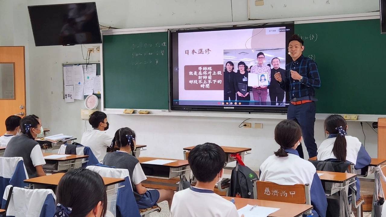 國一感恩班邀請畢業校友分享自身經驗。