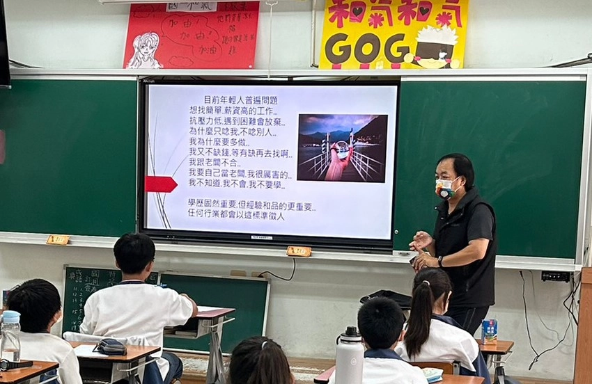 國一和氣班家長分享經驗和品德的重要。