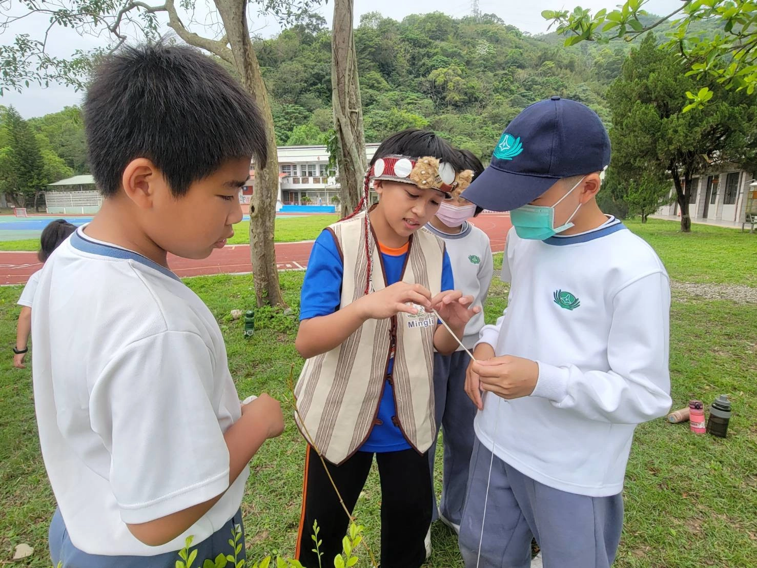 慈小學生在明利國小同學的分享與指導下認識了不同的陷阱