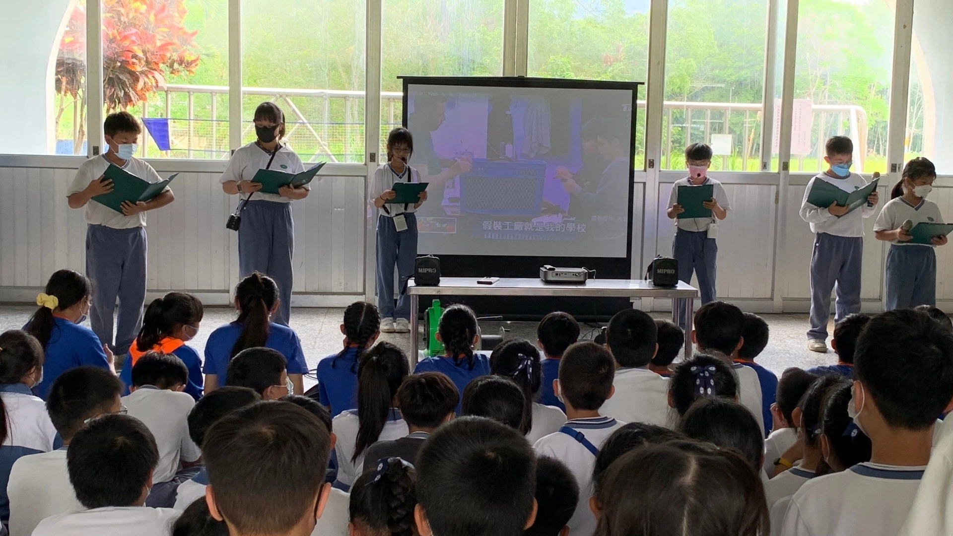 慈小學生向明利國小師生介紹滿納海學校,邀約一同送愛到滿納海