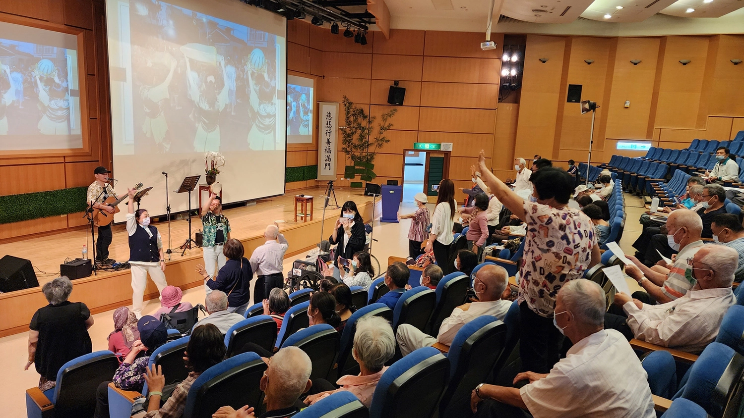 國立中正大學傳播系盧鴻毅教授與音樂志工李國賜一起表演歌曲,透過音樂及歌聲,療癒在場的病友及家屬。