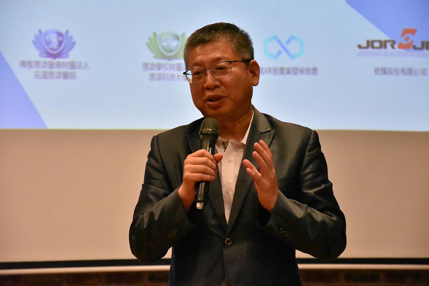 佐臻股份有限公司董事長梁文隆表示,AR/XR智慧眼鏡將改變教育、學習、生活、社交及工作模式