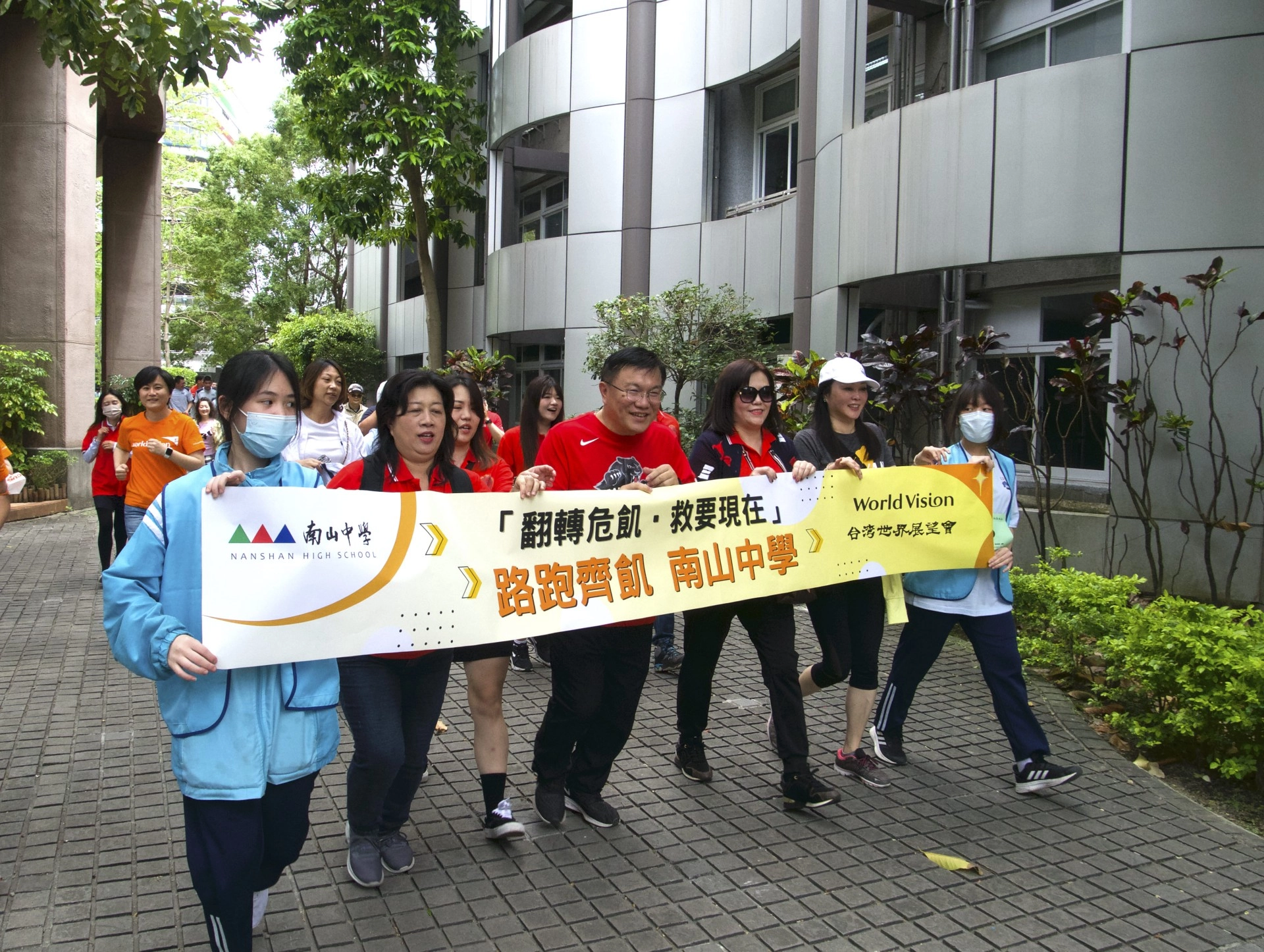南山中學「為災民重建之路而跑」,期許透過實際體驗飢餓及捐款響應,為無數處在飢餓、無助的兒童和家庭帶來祝福與希望!