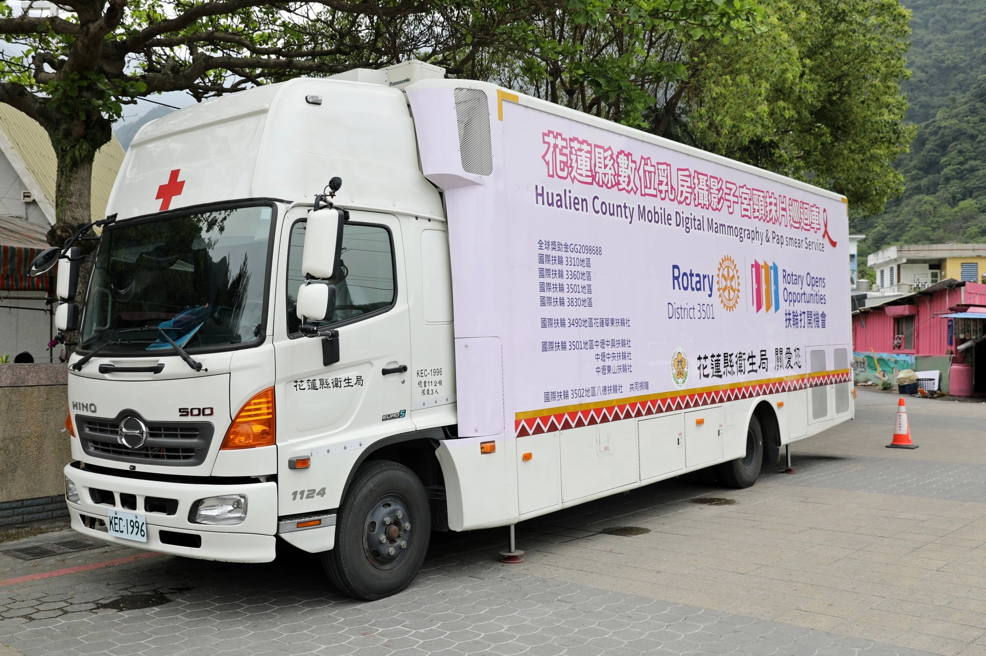 花蓮慈院影像醫學部團隊結合AI智慧醫療與乳攝車篩檢服務,讓在民眾能在當次檢查得到檢查的結果。