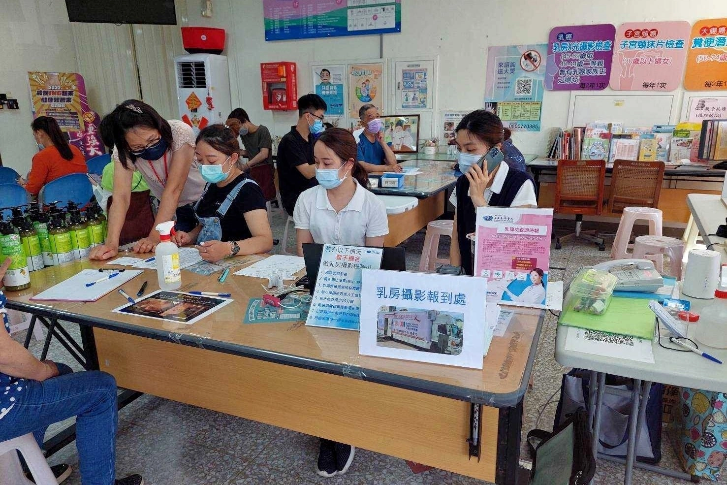 當民眾來到乳攝車服務定點,會有專人引導報到填單,並詢問是否願意等待取得報告。