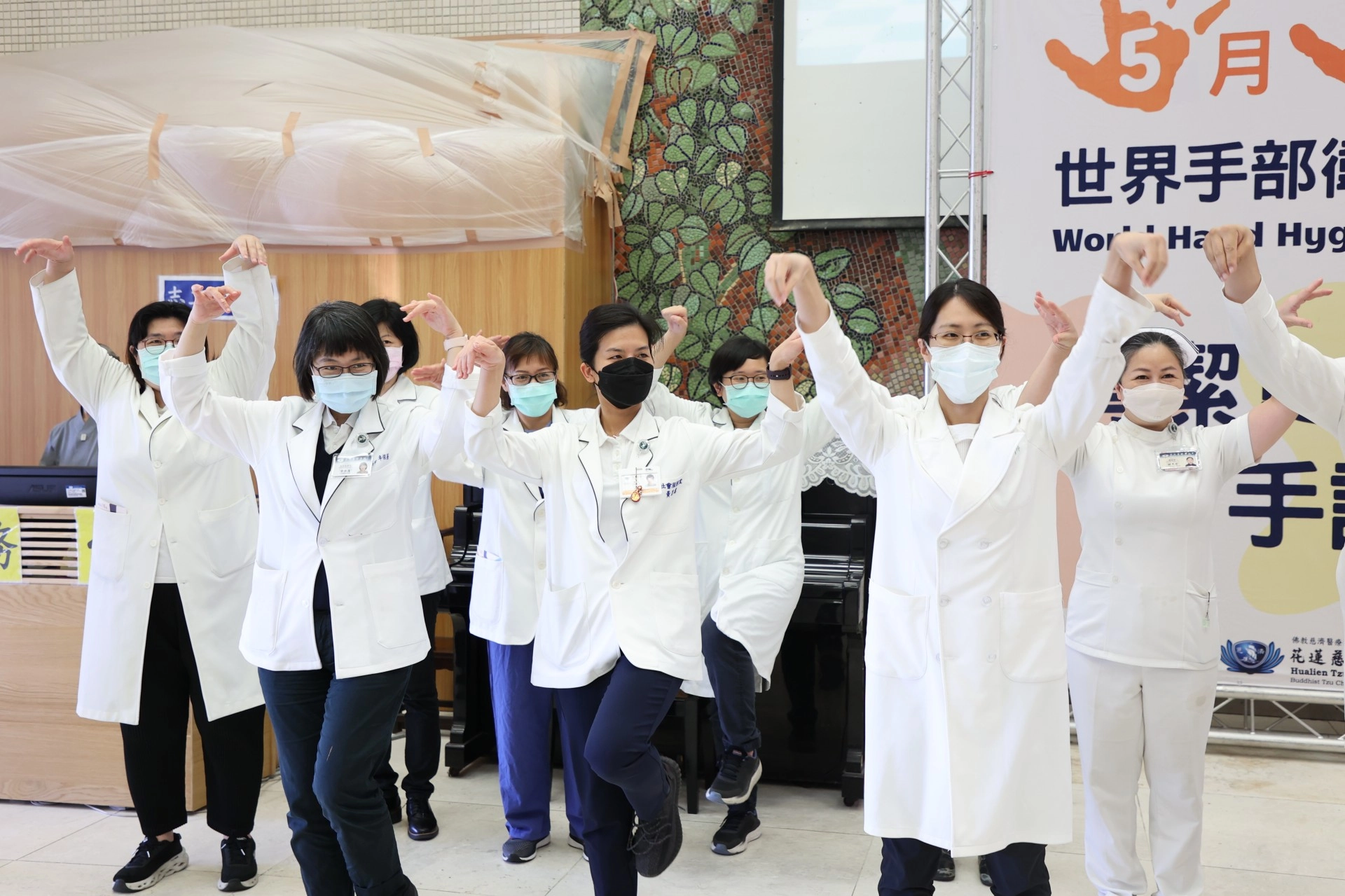 5月5日是「世界手部衛生日」,花蓮慈濟醫院院長林欣榮帶領團隊透過洗手歌帶動跳,提醒民眾洗手的重要性。