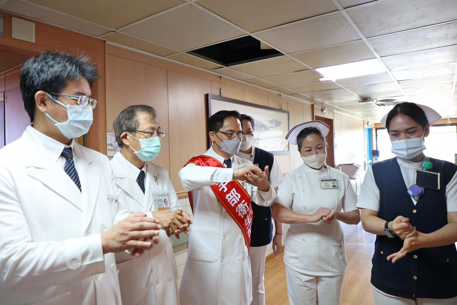 擔任院內手部衛生推廣大使的院長林欣榮(中),則是到病房突擊檢查同仁有無正確落實洗手步驟,並再次叮嚀洗手的重要性,以避免病從口入以及經由接觸而感染疾病的危險。
