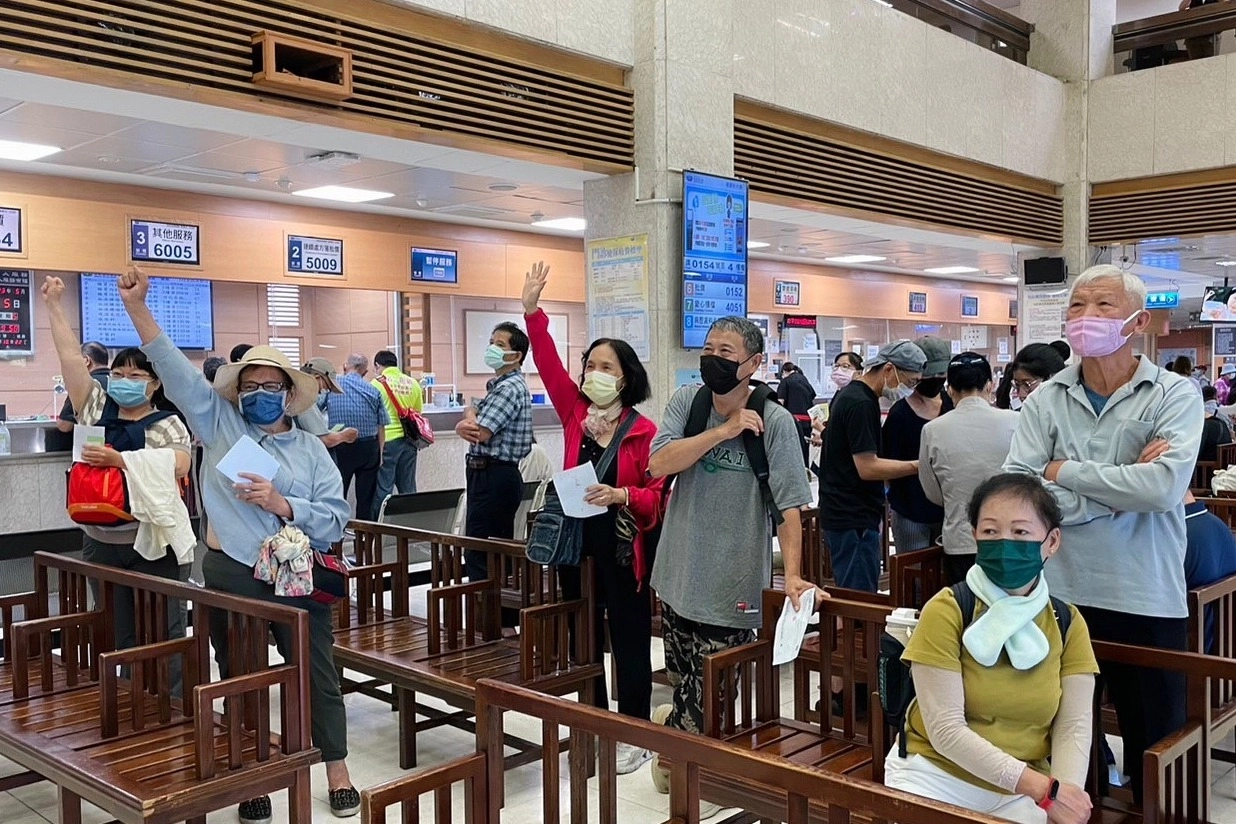 感控室團隊在醫院大廳分享洗手衛教及有獎徵答等活動,病人與家屬熱情參與