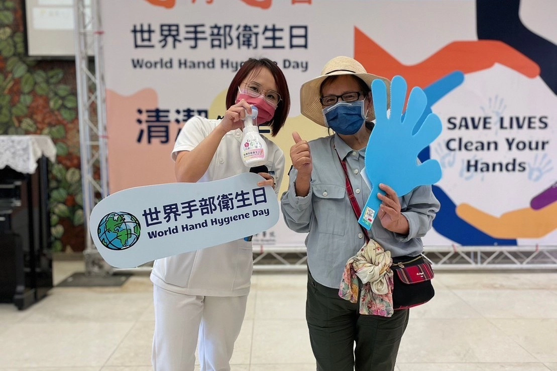 感控室團隊在醫院大廳分享洗手衛教及有獎徵答等活動,病人與家屬熱情參與