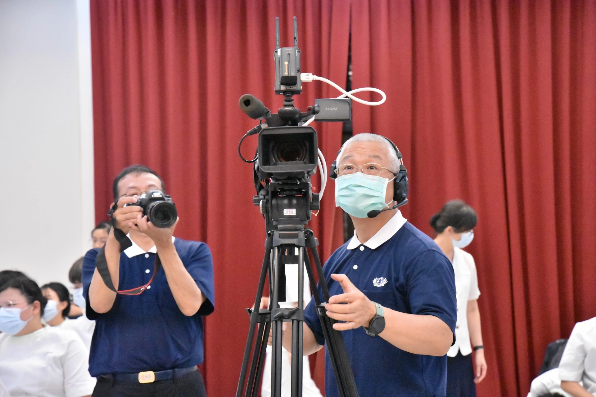 人文真善美志工協助直播作業。