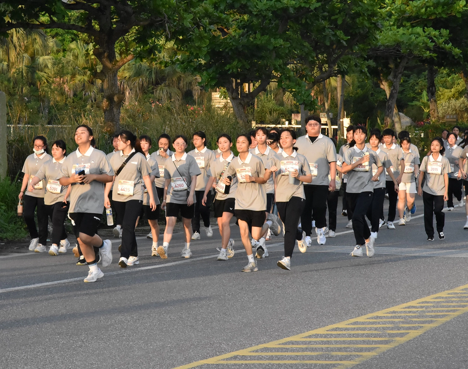 學生與師長盡情揮灑汗水!