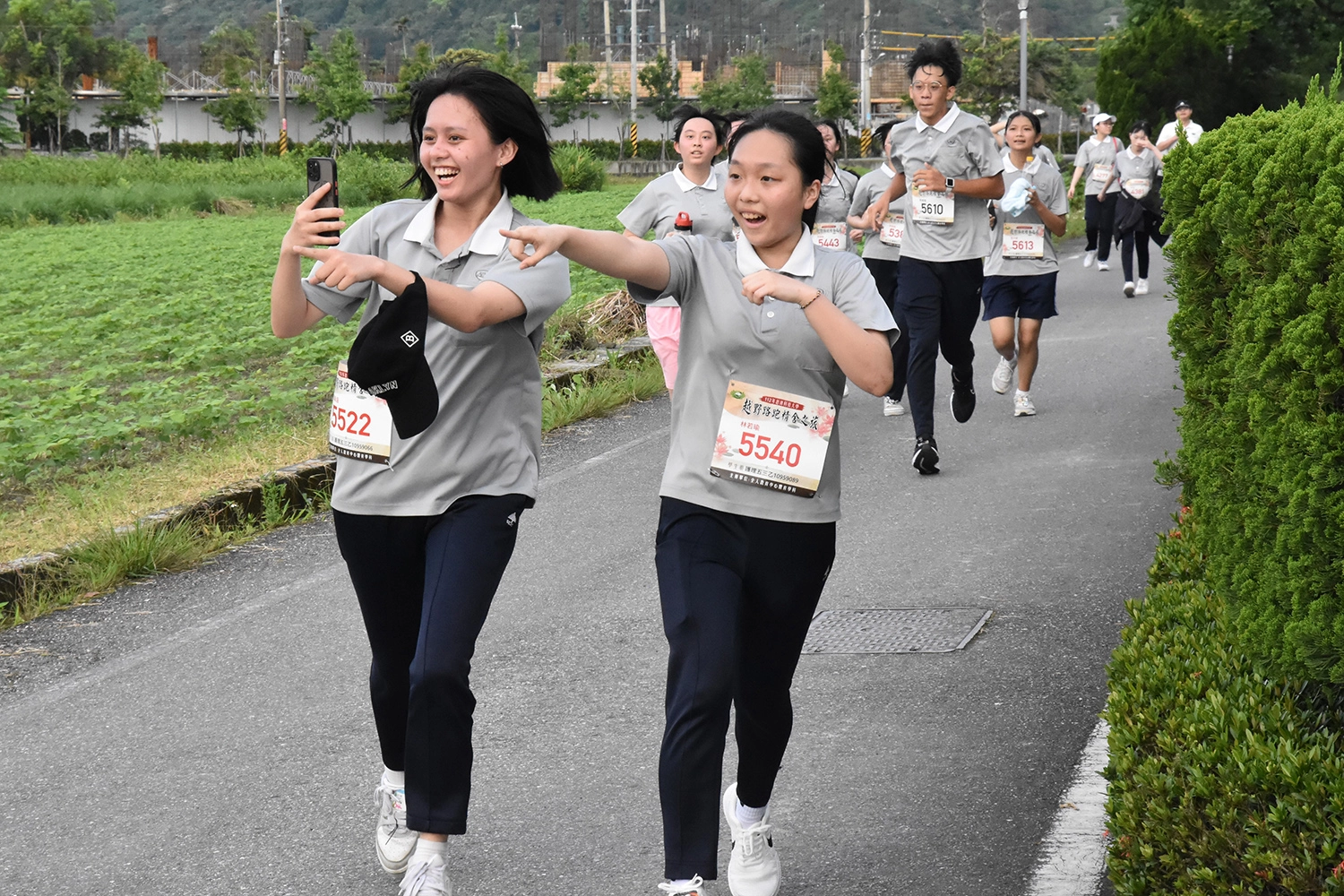 學生快抵達終點時開心自拍。