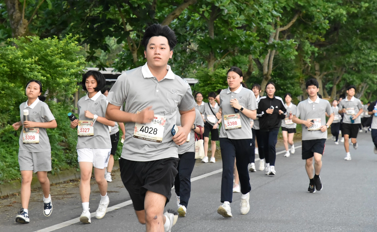 學生與師長盡情揮灑汗水!
