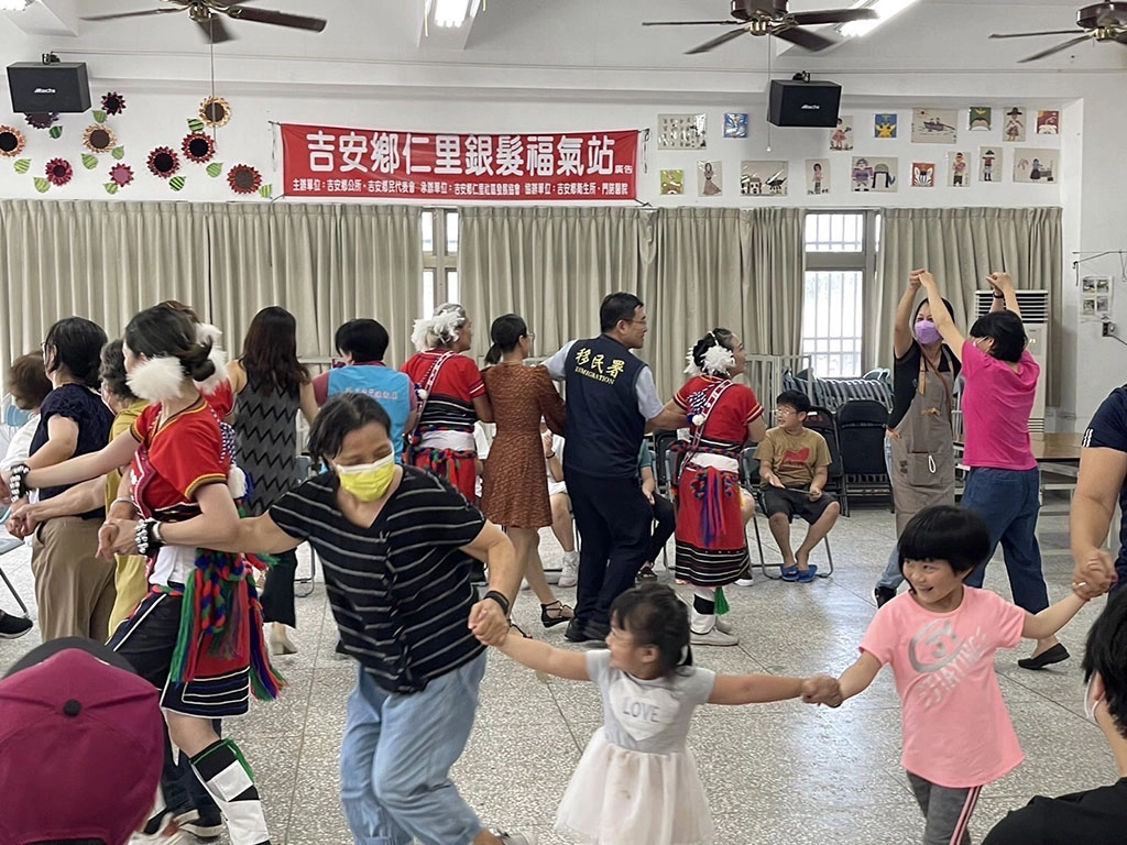 與會的新住民與民眾一起跳原住民舞蹈