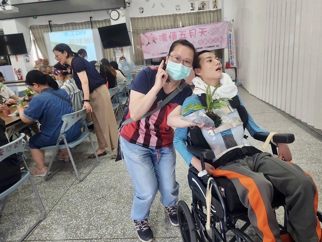 新住民帶著身障的孩子同歡慶祝母親節