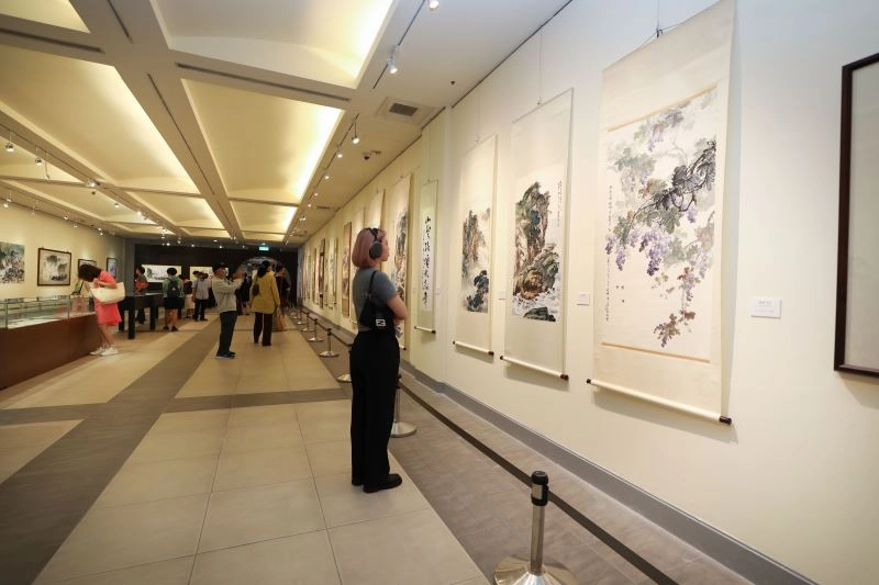 「藝海遊踪:蘇峯男八十回顧展」現場參觀民眾