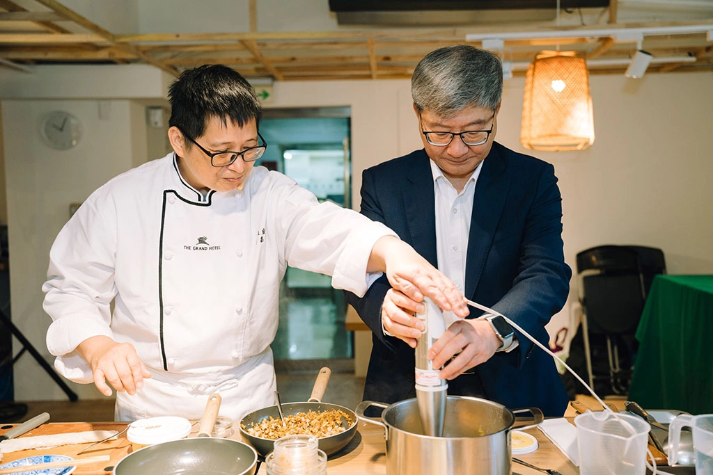 112年首惜廚師甄選活動名廚惜食示範料理過程,(左)曾嘉星主廚、(右)沈志修副署長。