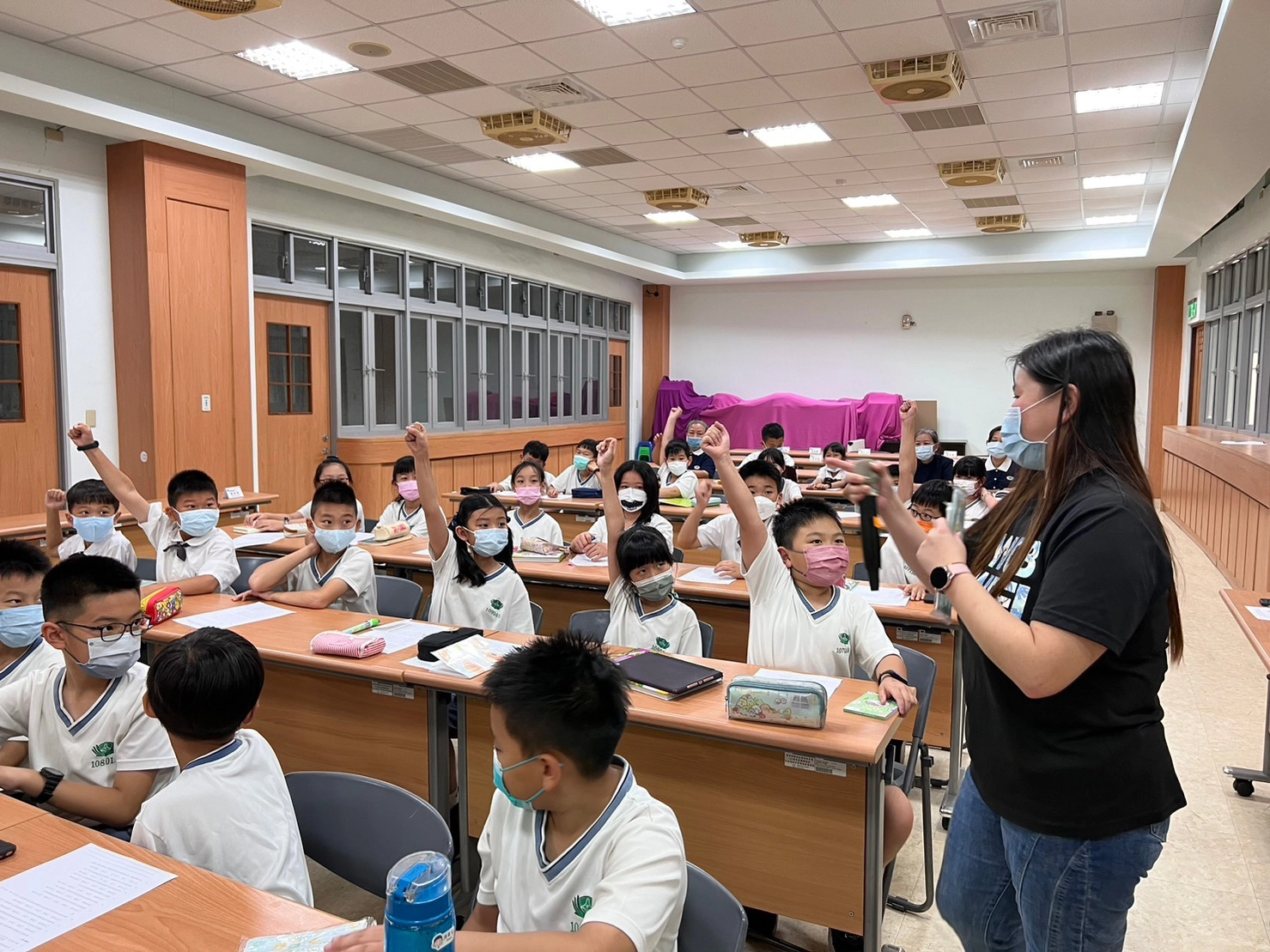 透過繪本與多元、創意、互動、科技的教具教案整合,讓學生熱烈參與課程。