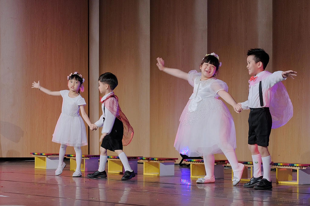 可愛的幼兒園寶貝們參與演出《卡門》的鬥牛士進行曲及選自《動物狂歡節》的化石等樂曲。可愛專注的演出,令人動容。