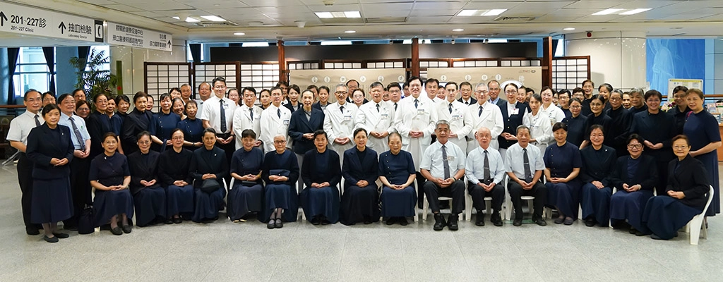 5月8日,佛陀的足跡布展揭幕,趙有誠院長、同仁、志工齊聚台北慈院二樓人文空間,一同感受人文氣息。
