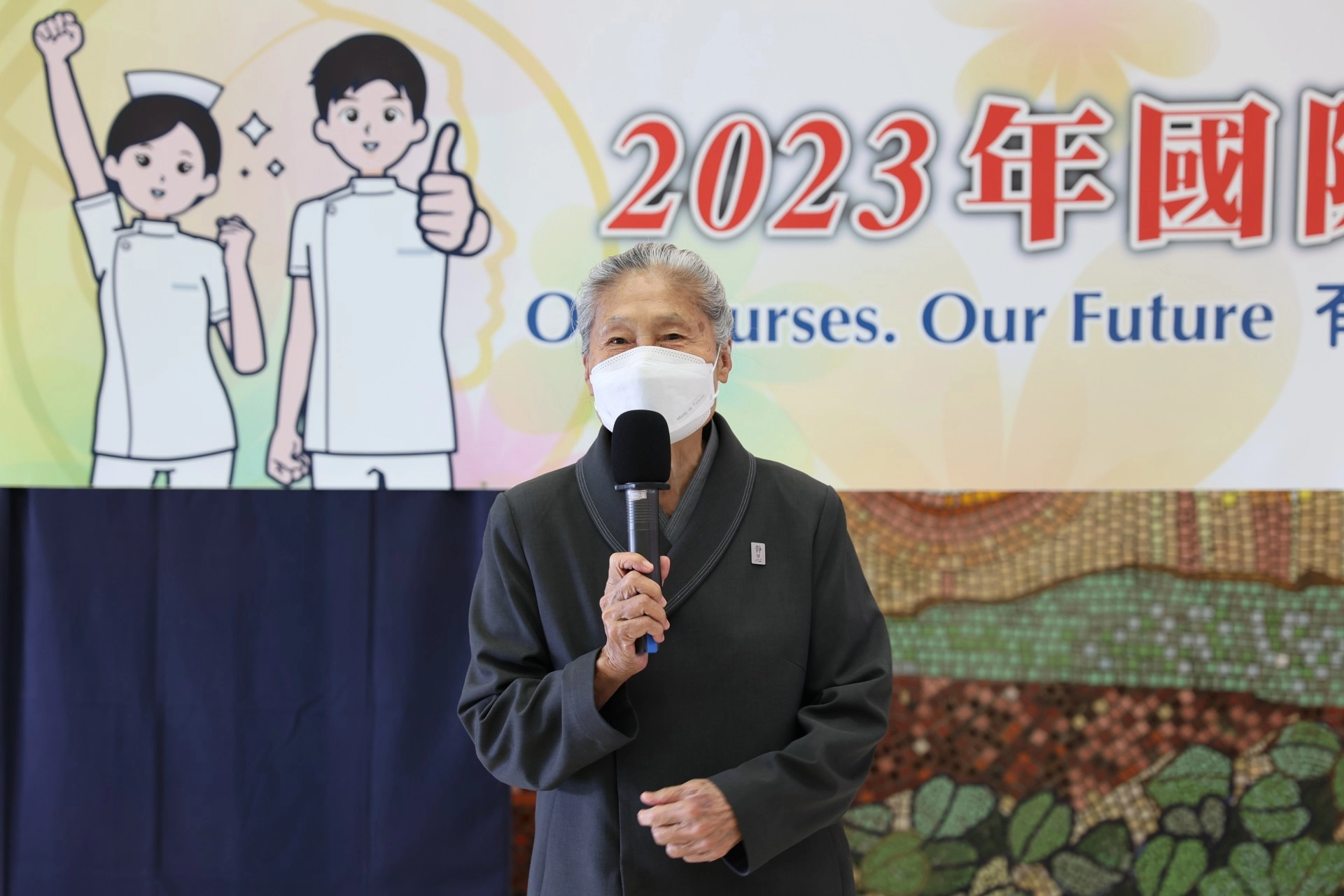 林靜憪副總執行長感恩護理同仁長年二十四小時在線上肩負急難、危症、COVID-19新冠疫情照護病人與家屬的全人照護,實現「菩薩心隨處現,聞聲救苦我最先」理念。