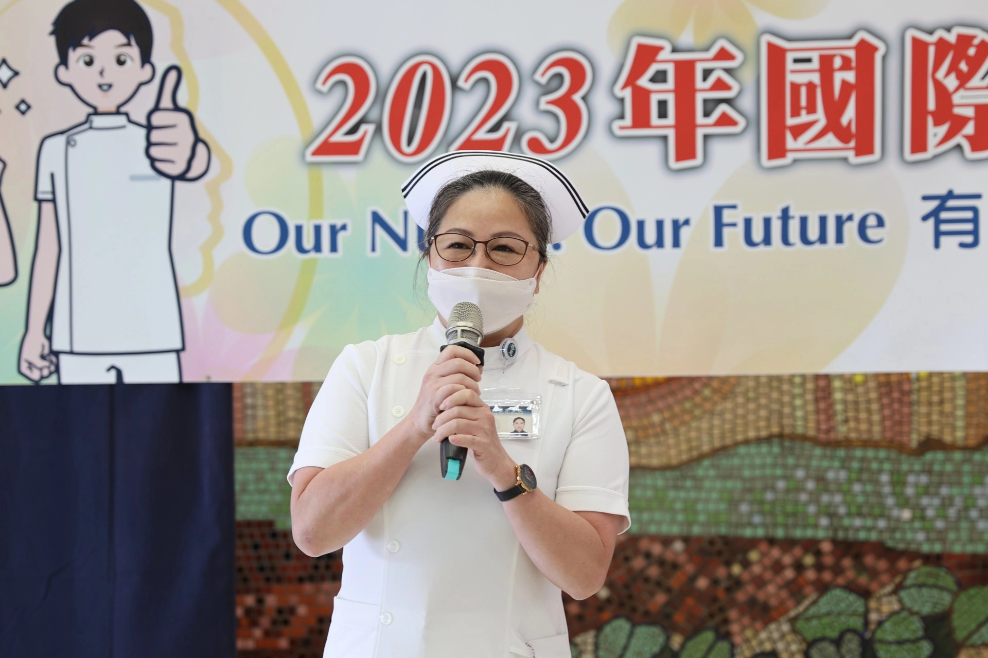護理部主任鍾惠君指出,在花蓮慈院,因為有懿德媽媽、爸爸照顧,疫情再忙再累都不覺得辛苦,反而有濃濃的幸福味,這是其他醫學中心感受不到的慈濟人文。